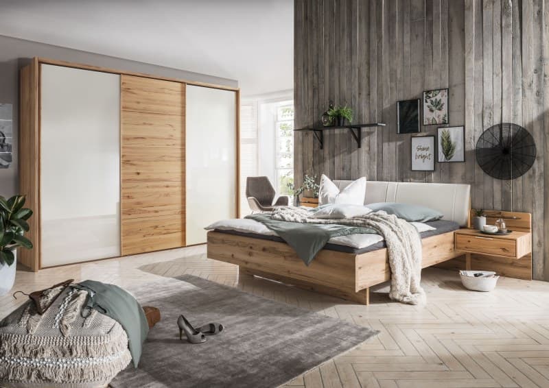 Schlafzimmer - Astkernbuche teilmassiv, Mitteltür STS u. Front Nako Massivholz, Glas Champagner