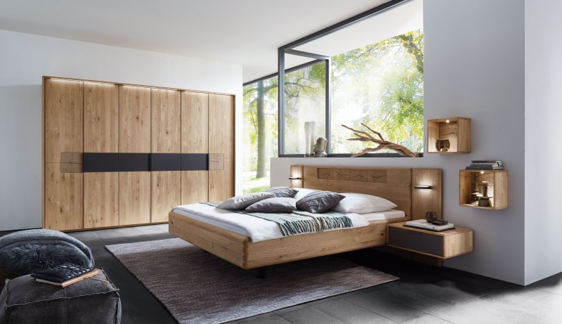 Schlafzimmer - Wildeiche massiv gebürstet, Absetzungen Hirnholz-Furnier, Mattglas Anthrazit