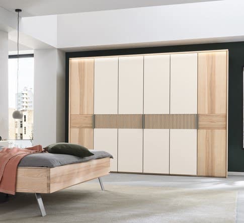 Drehtürenschrank - B. ca. 299 cm, Lamellenoptik, Strukturesche massiv, Colorglas Weiß