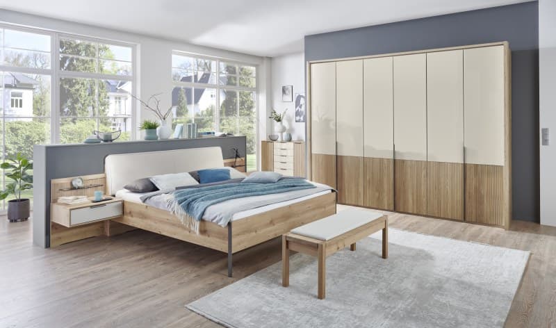 Schlafzimmer - Bianco-Eiche teilmassiv, Absetzung Rillenstruktur massiv, Glas Champagner