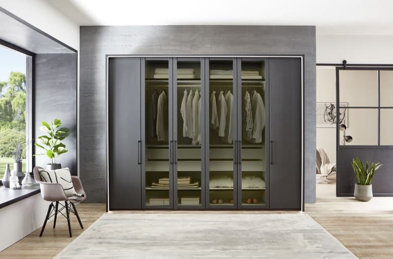 Drehtürenschrank - B. ca. 307 cm, inkl. Passepartout-Rahmen mit uml. LED-Beleuchtung, Graphit-Dekor, Schwarzglas